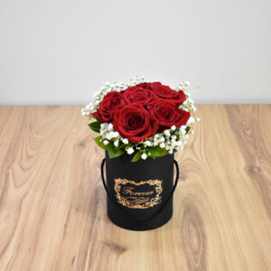 Μαύρο κουτί με τριαντάφυλλα